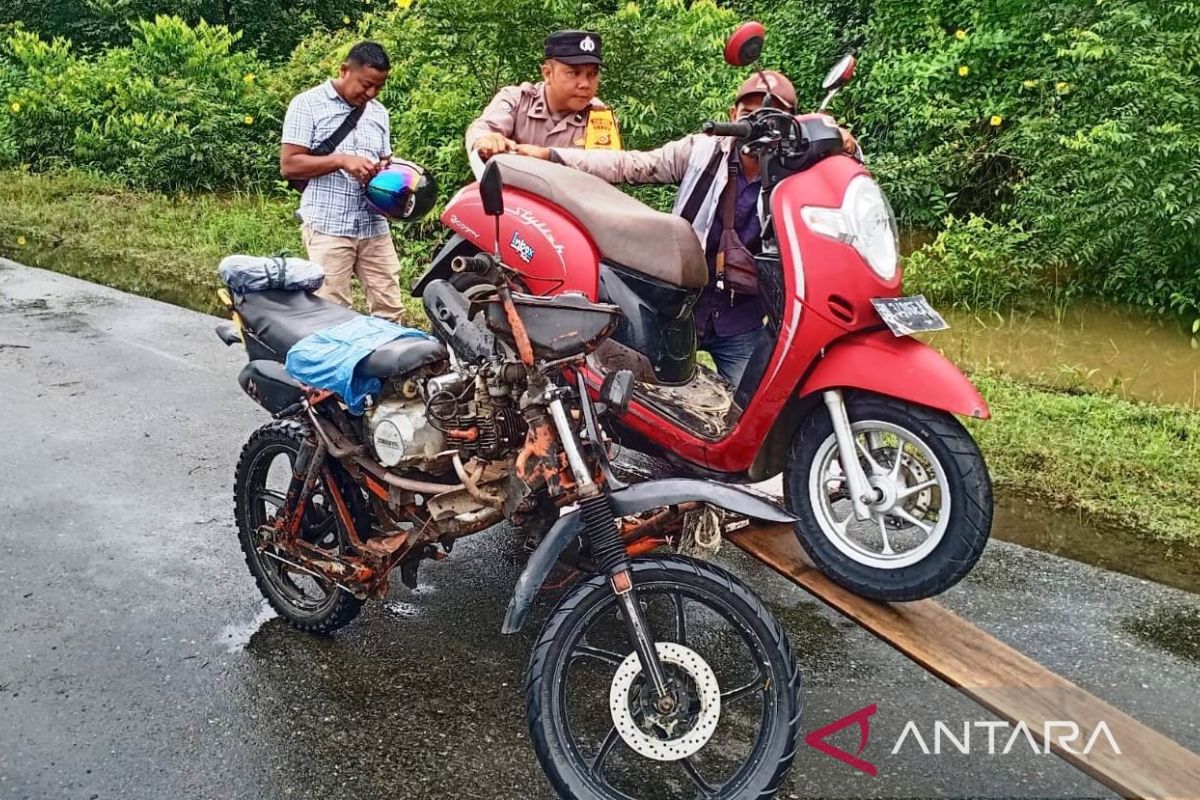 Polisi bantu pengendara lintasi genangan banjir di Aceh Barat