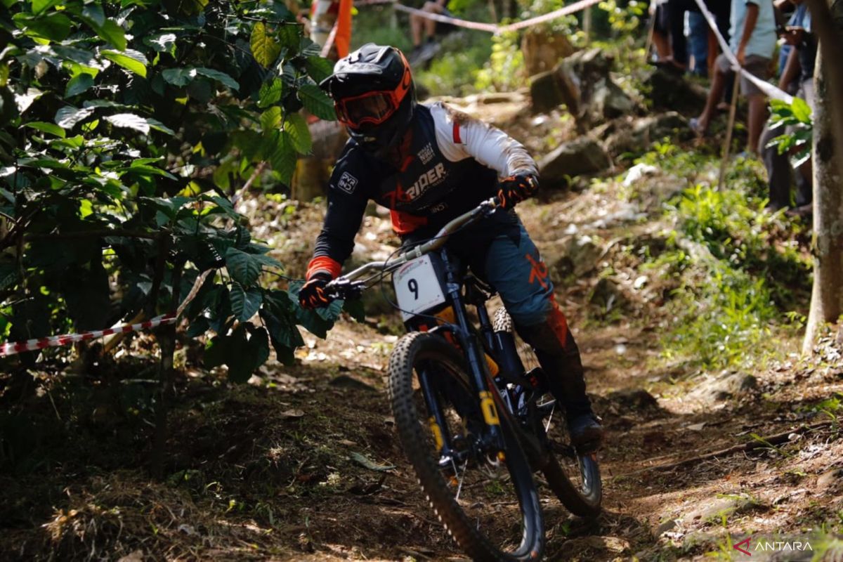 Ratusan pembalap ikuti "76 Indonesian Downhill 2023"