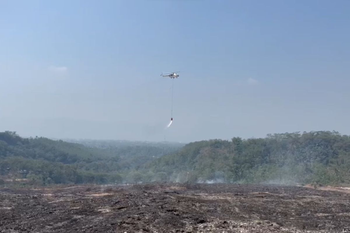 BNPB kembali operasi “water bombing” atasi kebakaran TPA Sarimukti