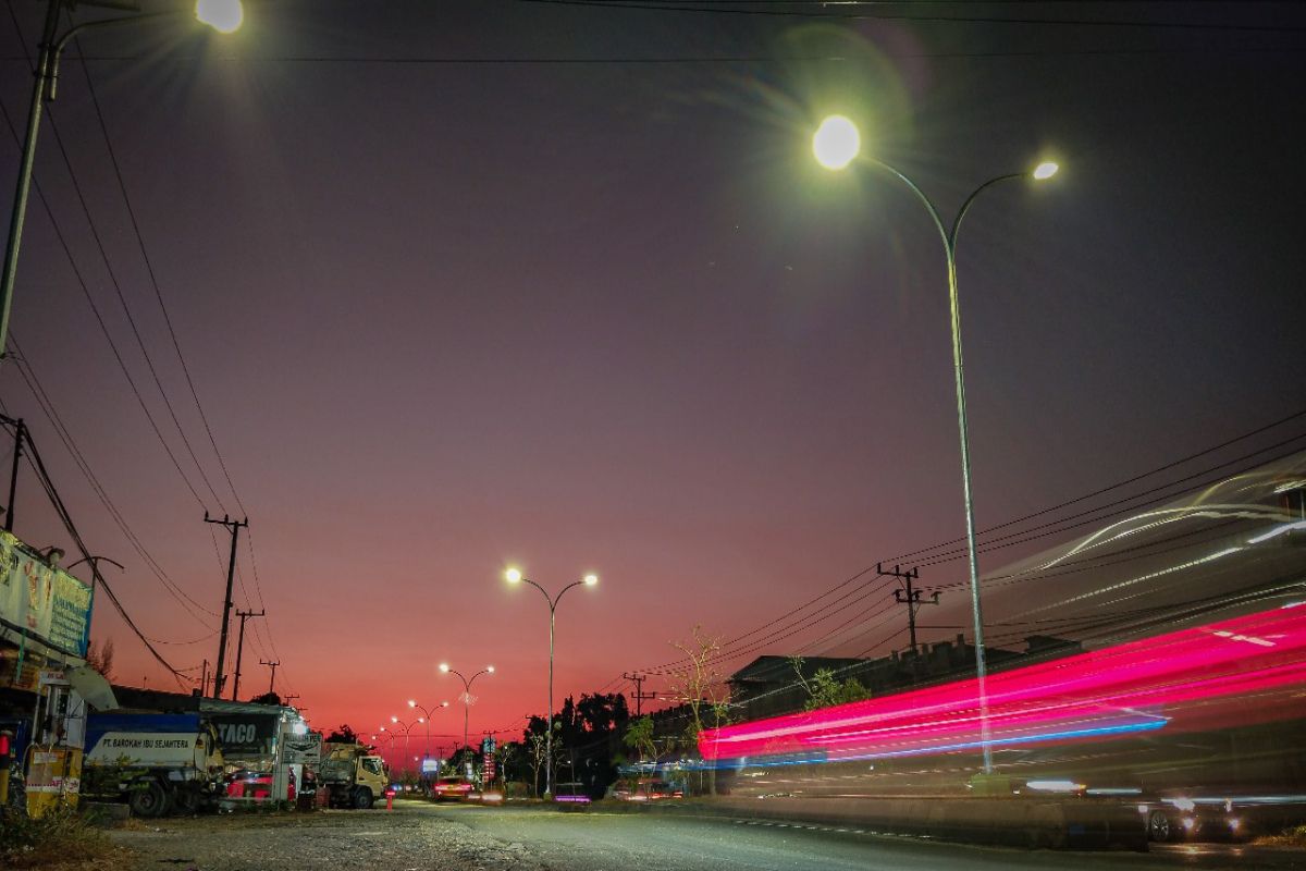 Banjarbaru pasang puluhan tiang lampu terangi jalan protokol