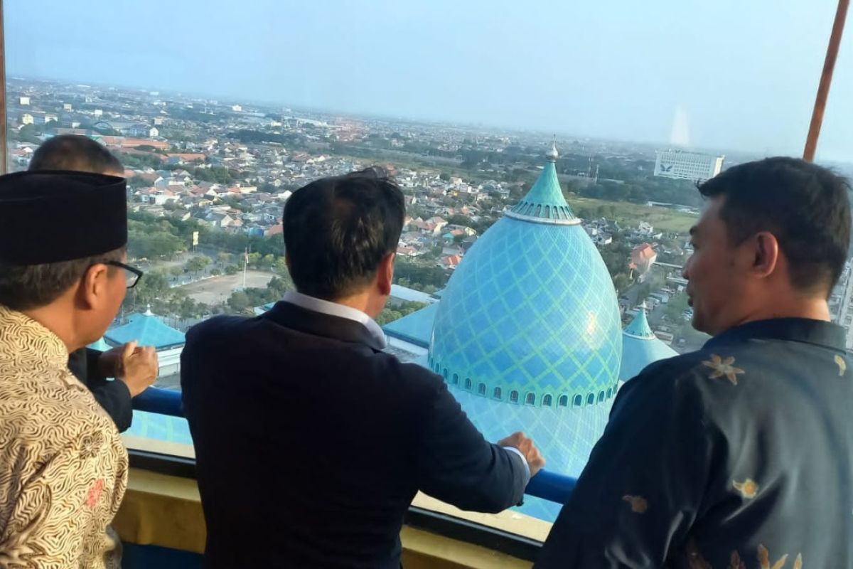 Menara 99m Masjid Al Akbar Surabaya dikunjungi 250-400 orang