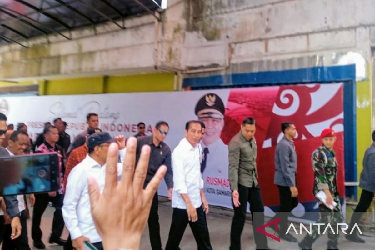 Kaltim kemarin, Jokowi sambangi Samarinda hingga bagi amplop di pasar