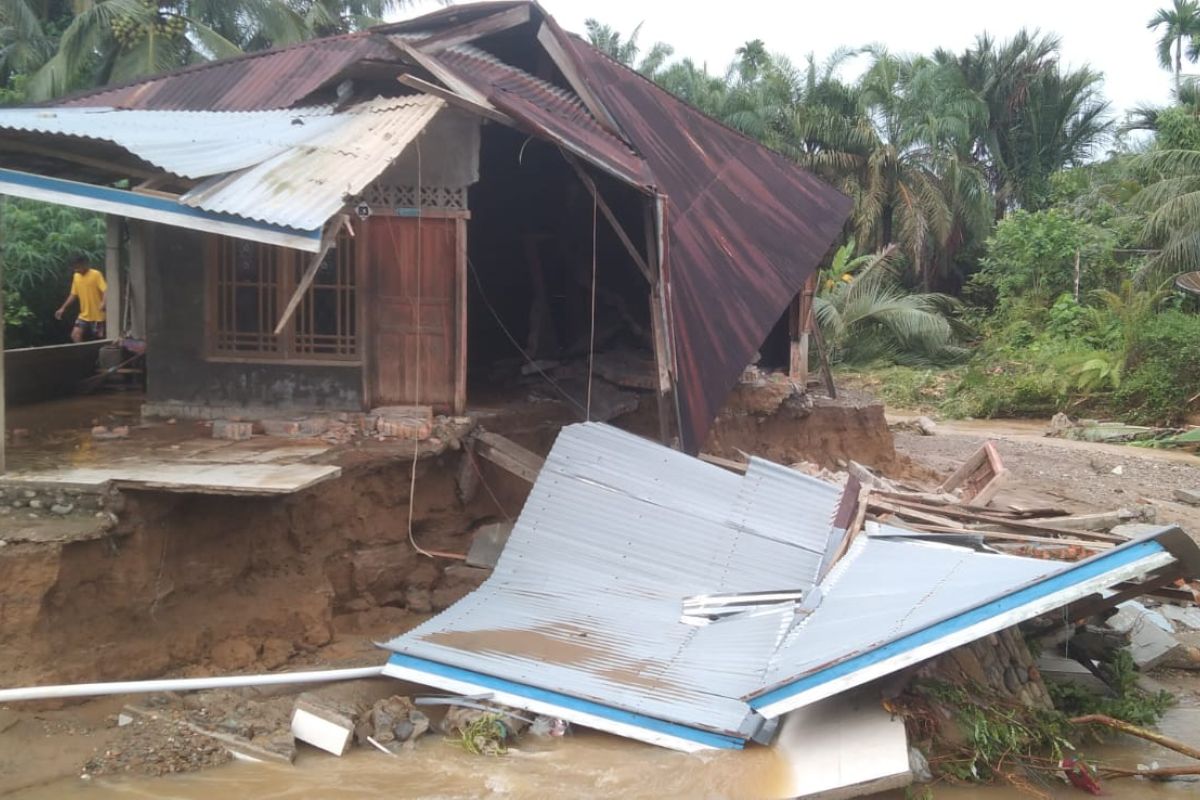 Banjir terjang lima kecamatan di Pasaman Barat, Sumbar