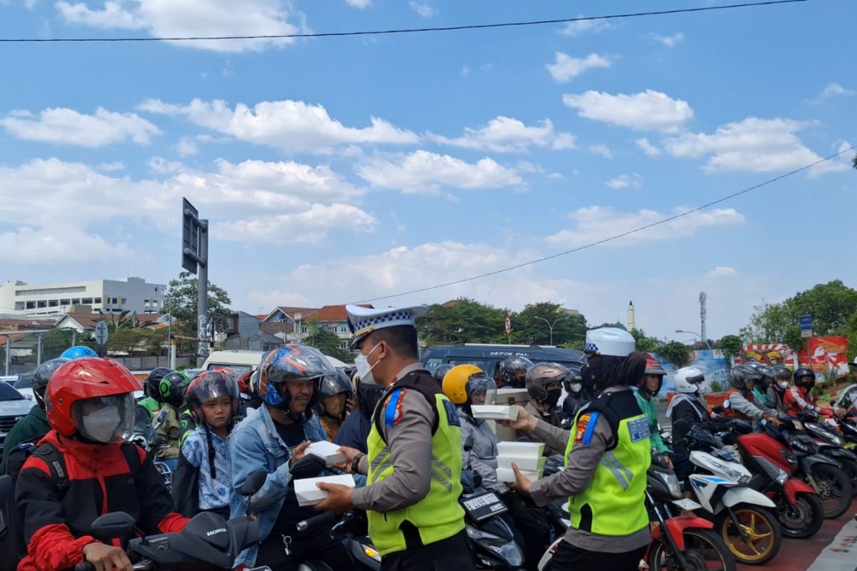 Jumat Berkah, Satlantas Depok operasi Zebra Jaya sambil berbagi