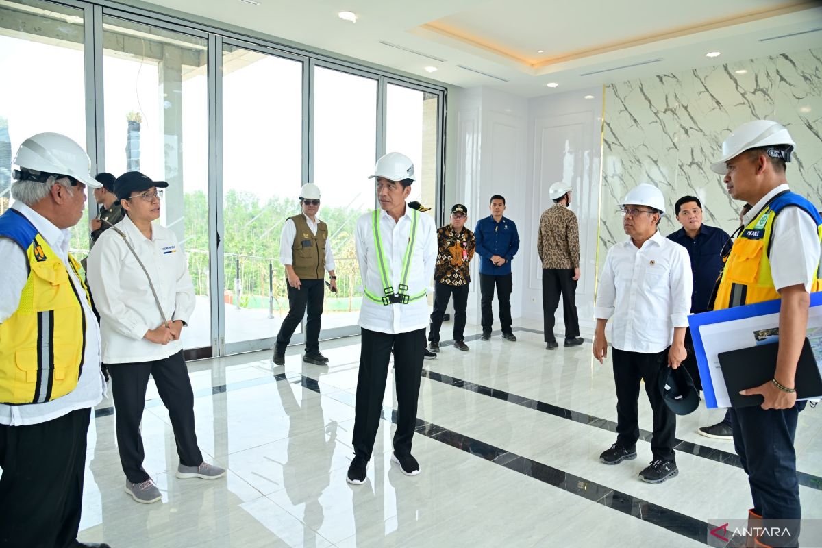 Presiden Jokowi tinjau perkembangan pembangunan rumah tapak para menteri di kawasan IKN Kaltim