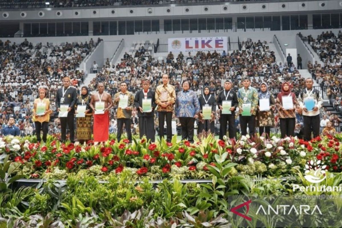 Jokowi serahkan legalitas kerja sama kemitraan Perhutani di Festival LIKE