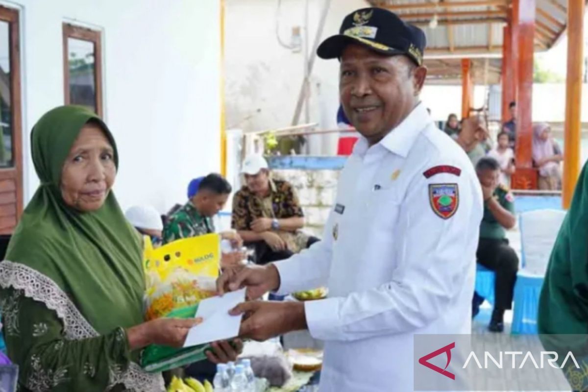 Pj Bupati Maluku Tengah bagikan 40 ton beras  untuk warga Leihitu Barat