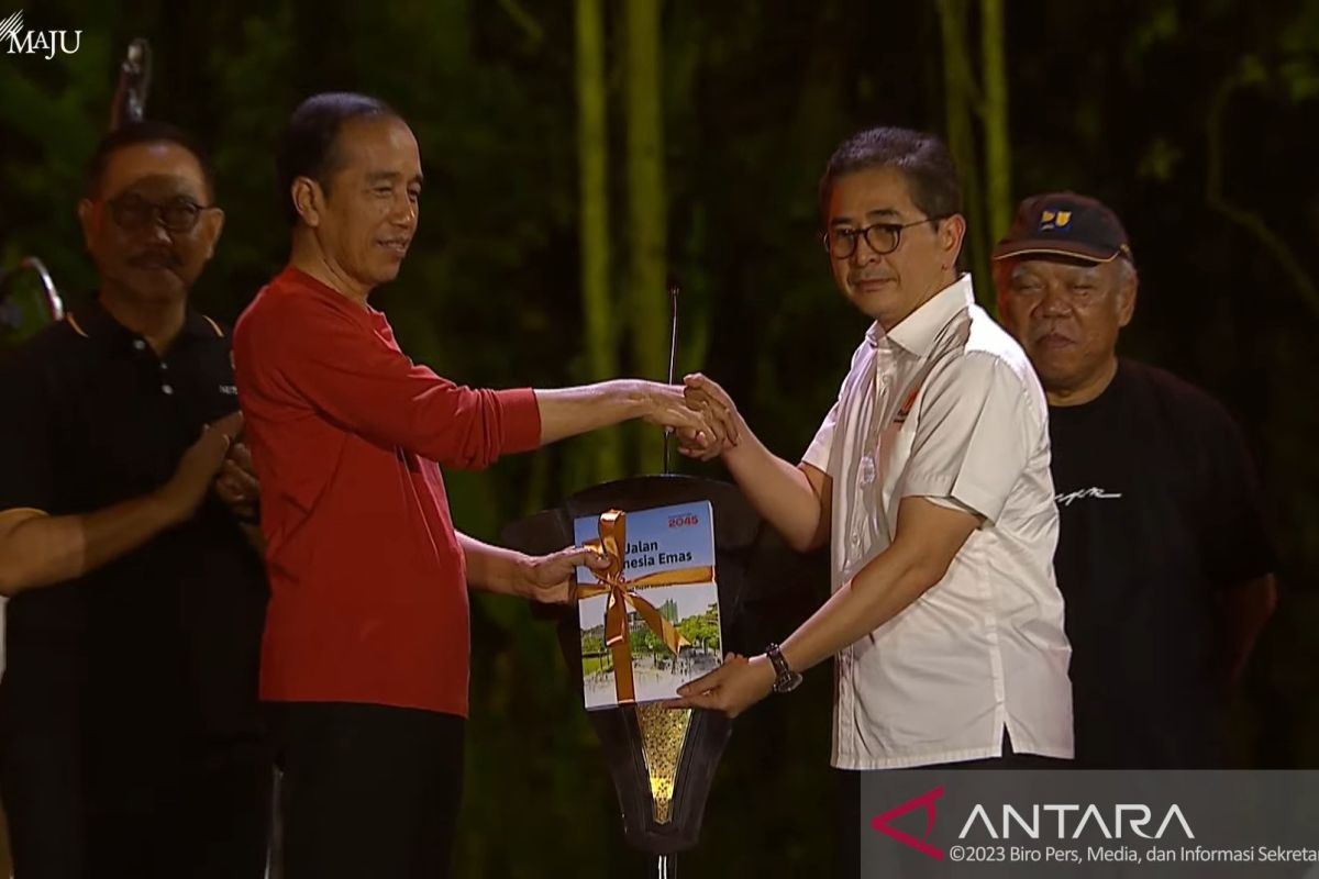 Jokowi terima buku "Peta Jalan Indonesia Emas 2045"