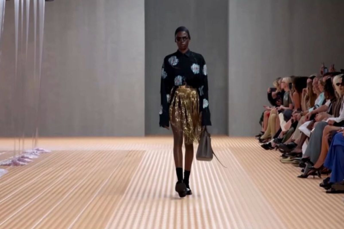 Fringes dominasi peragaan busana Prada dalam Milan Fashion Week
