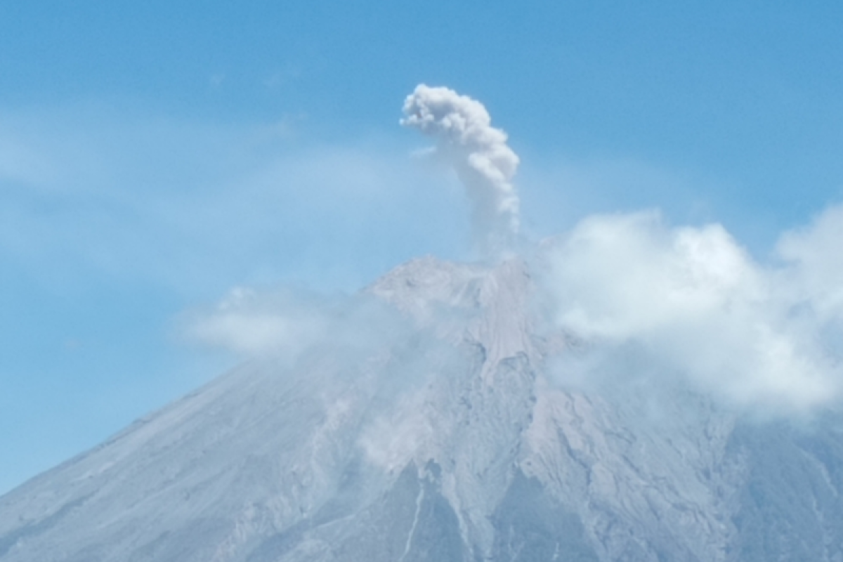Gunung Semeru hari ini meletuskan abu setinggi 700 meter