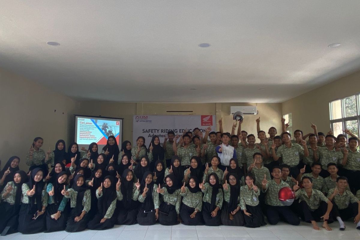 Astra Motor Kalbar edukasi safety riding bersama SMAN 1 Rasau Jaya