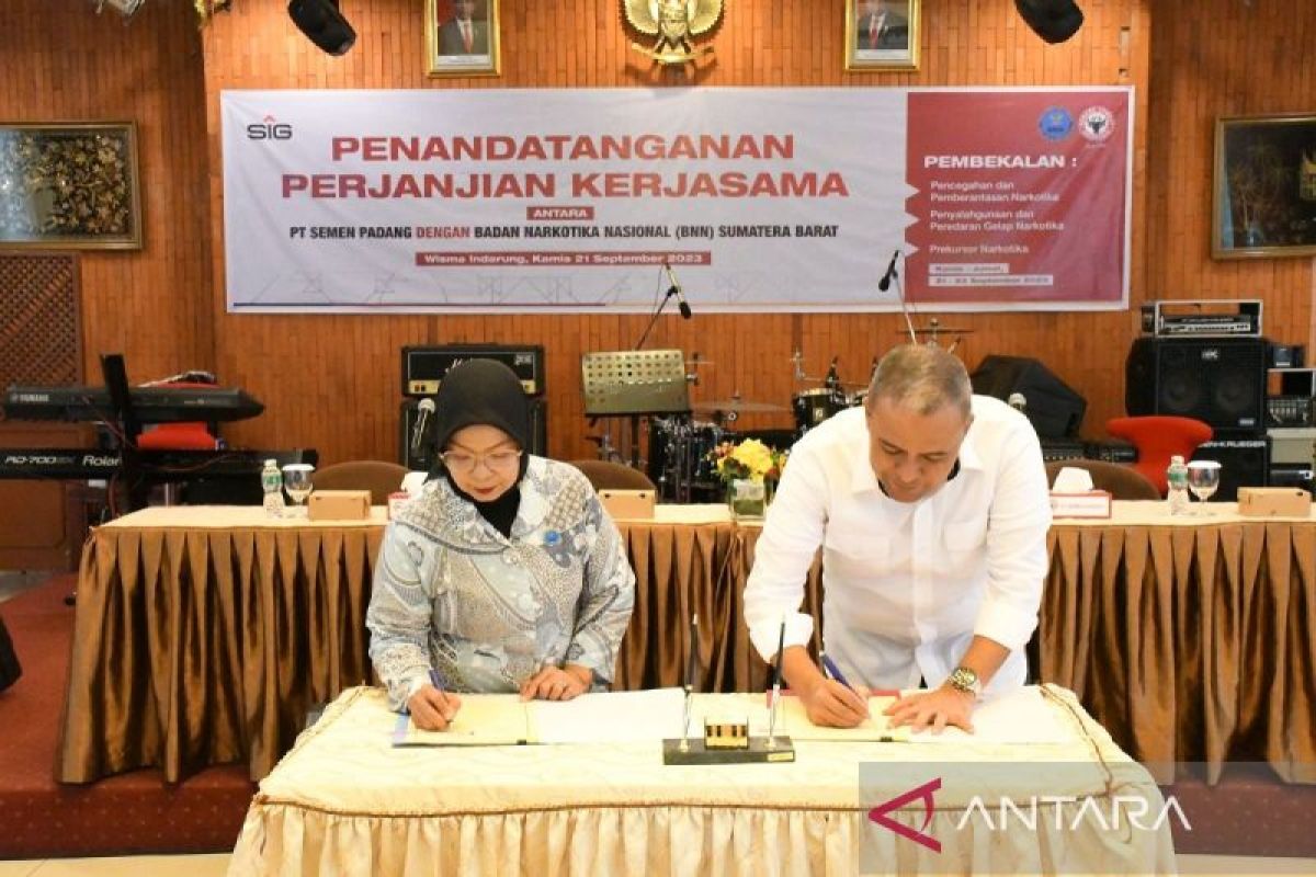 Komitmen perangi narkoba, Semen Padang tandatangani perjanjian kerjasama dengan BNNP Sumbar