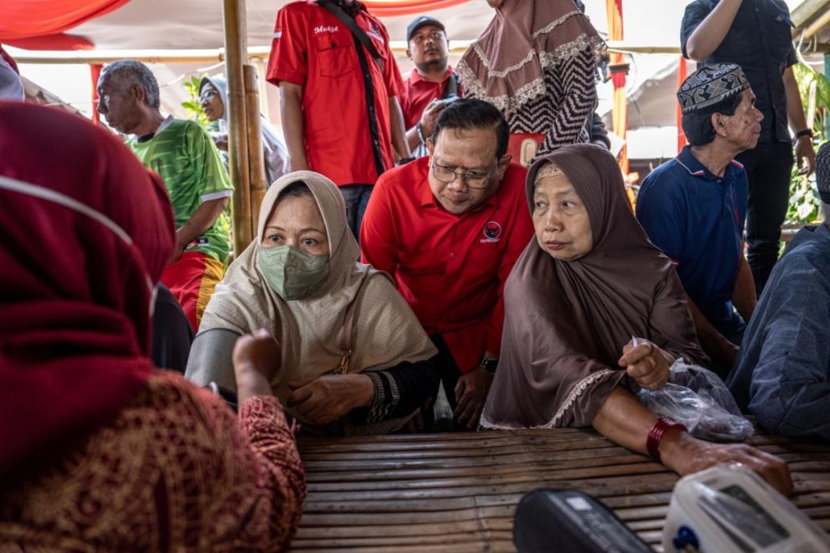 Ribuan warga Surabaya antusias berobat gratis di rumah sakit terapung PDIP