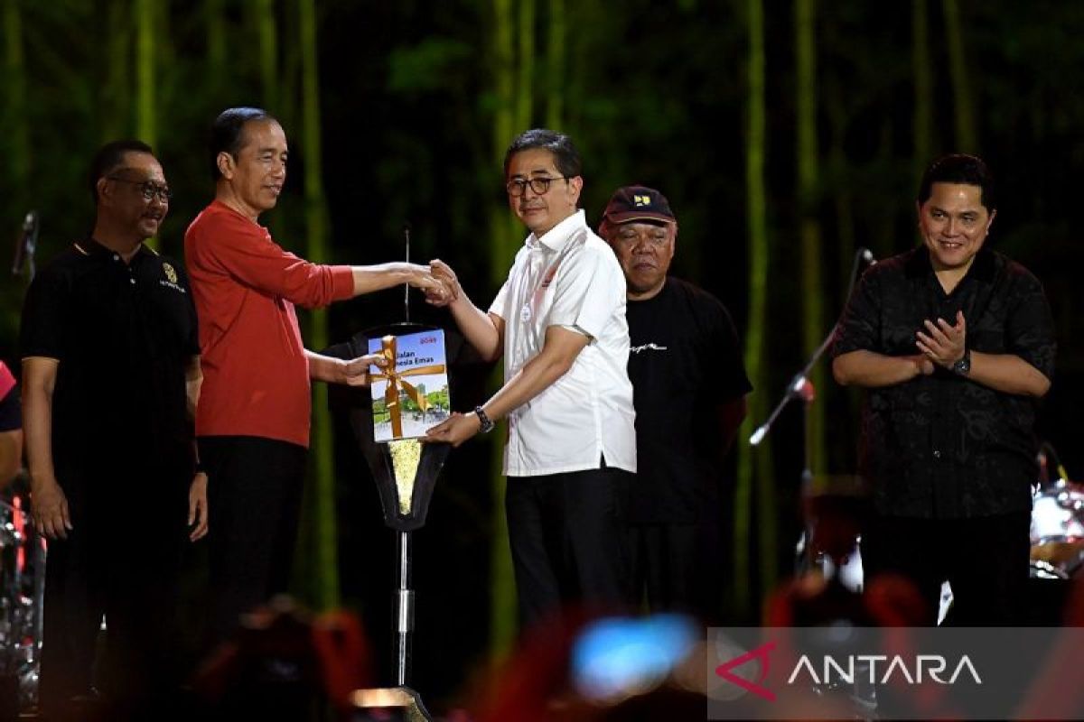 Jokowi terima buku Peta Jalan Indonesia Emas 2045 dari Kadin