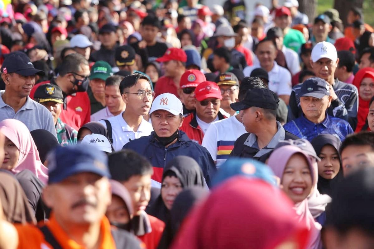 Ribuan peserta jalan sehat ramaikan HUT Ke-32 Lampung Barat