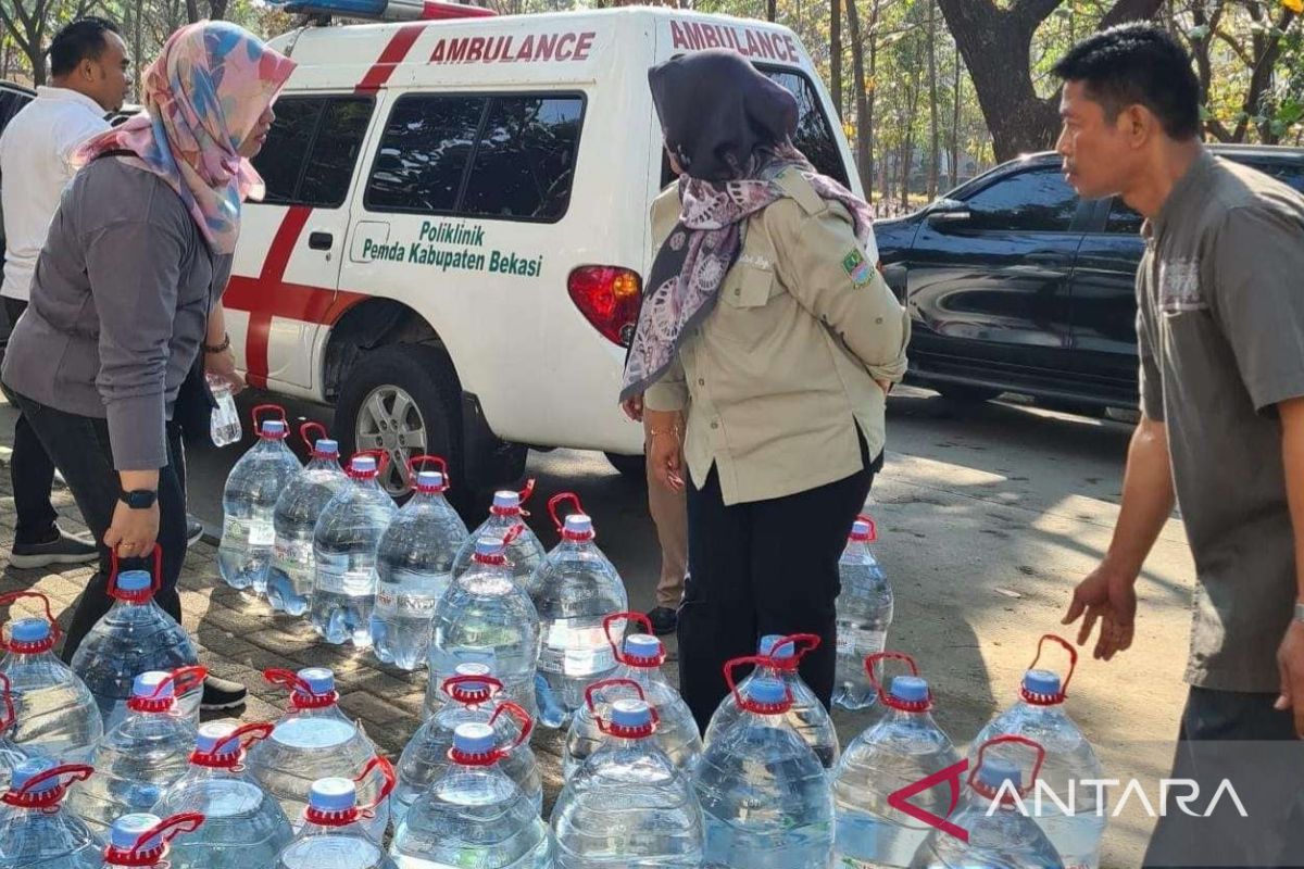 Dinkes Bekasi salurkan bantuan air bersih kepada warga terdampak kekeringan