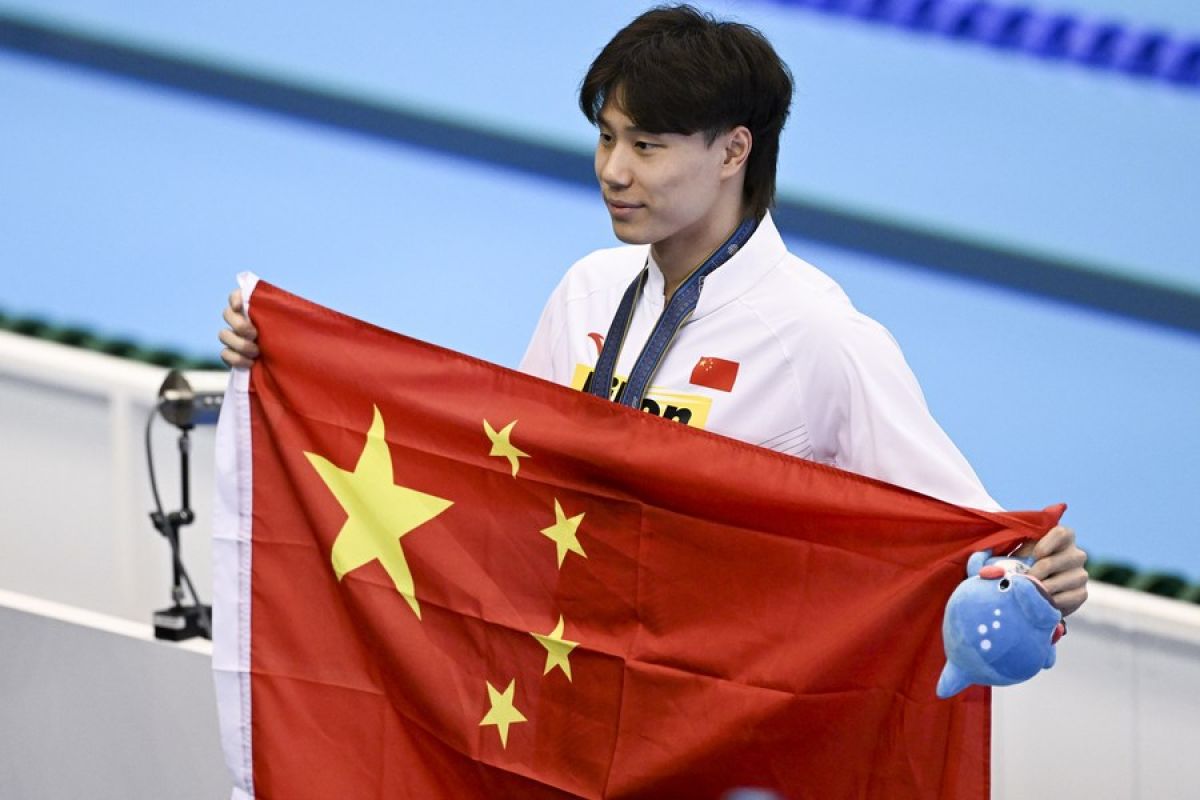 Qin Haiyang dan Yang Liwei pembawa bendera China di upacara pembukaan