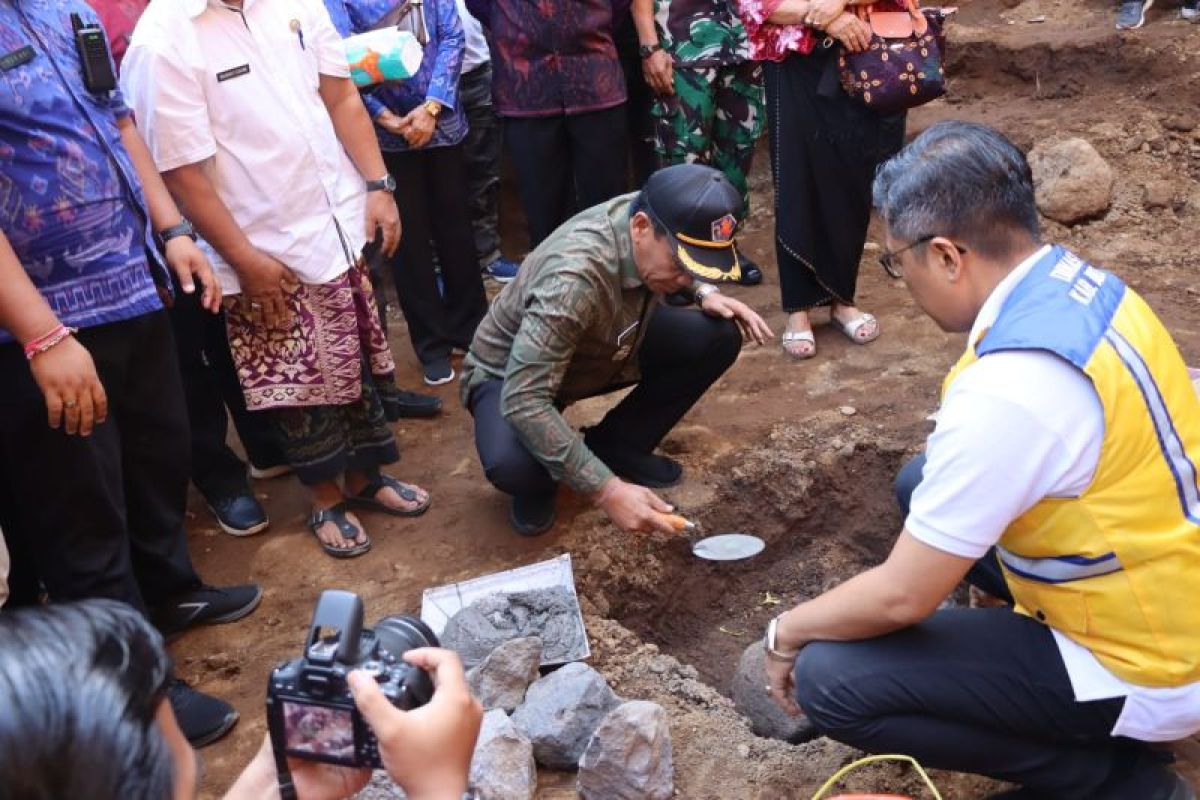 Bupati minta masyarakat awasi pengerjaan jembatan di Bakung