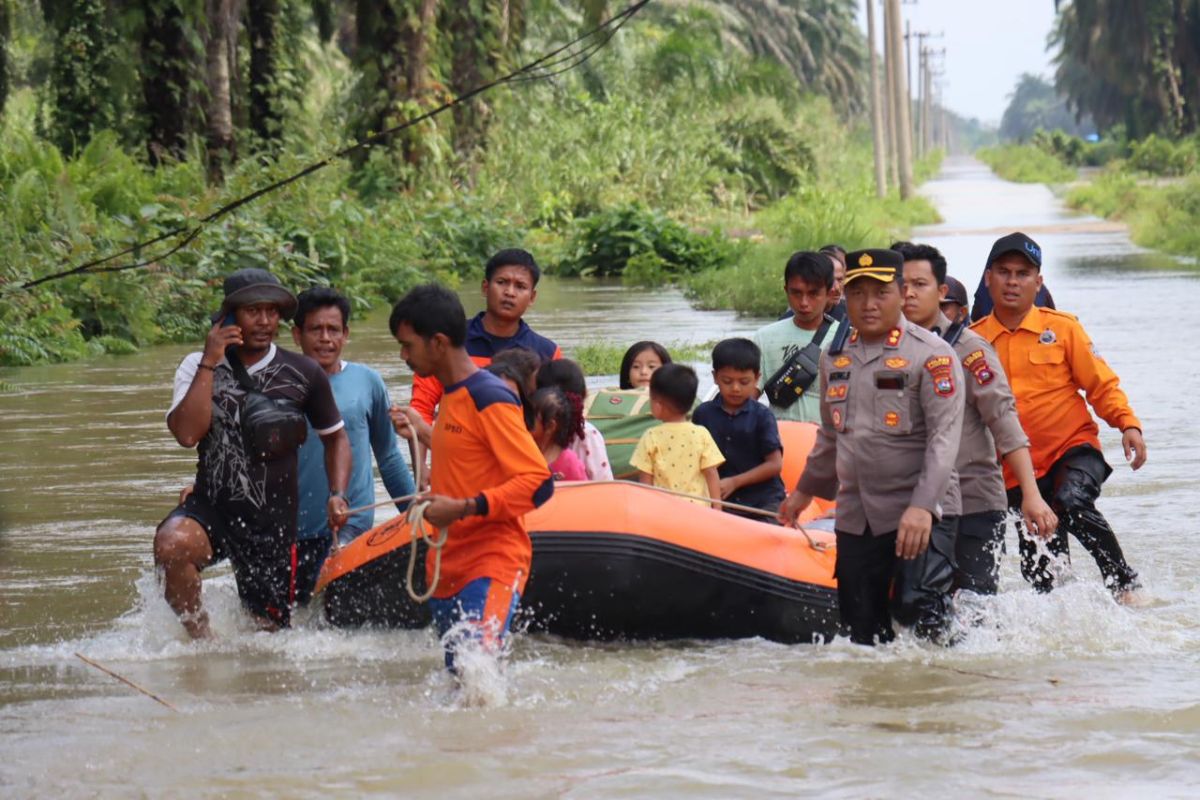 Polres Pasaman Barat evakuasi ke korban banjir