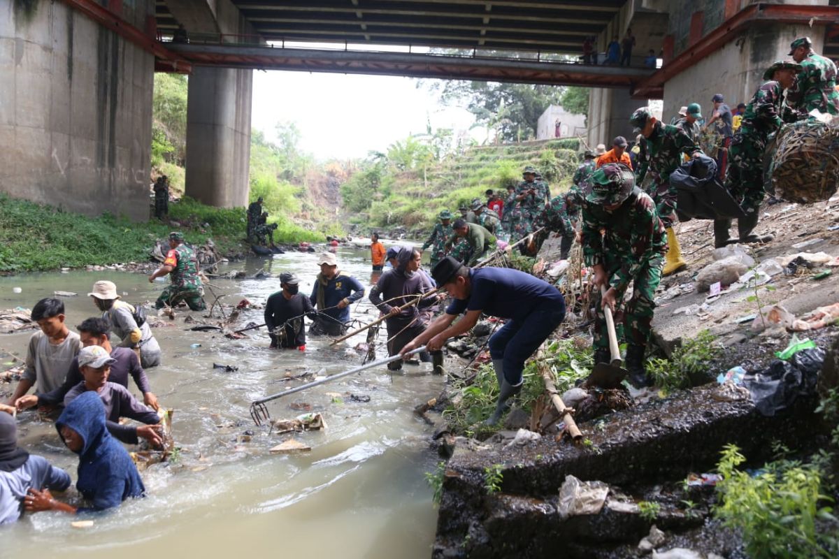 Tumpukan sampah di aliran Sungai Cibanten Serang dibersihkan