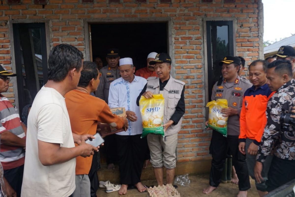 Pemkab Pasaman Barat salurkan bantuan sembako ke korban banjir