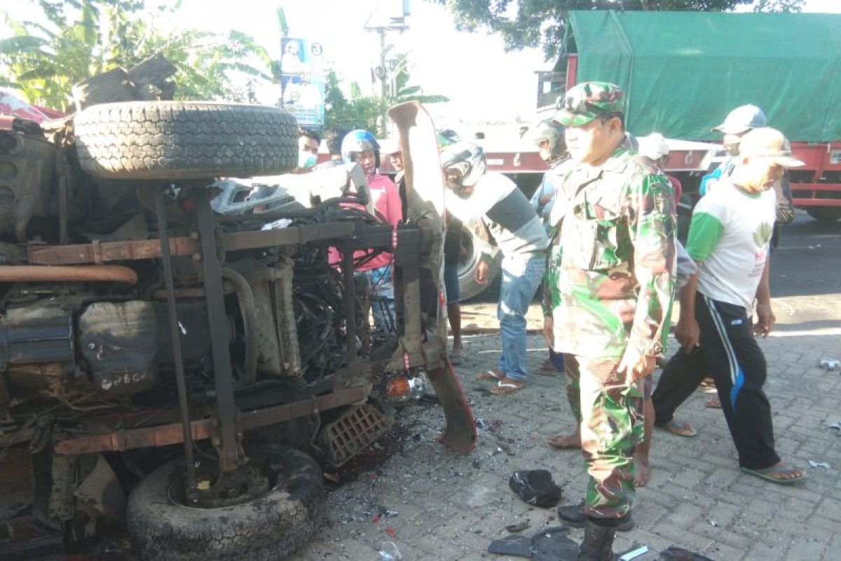 Dua tewas dan belasan luka-luka dalam kecelakaan beruntun di Situbondo