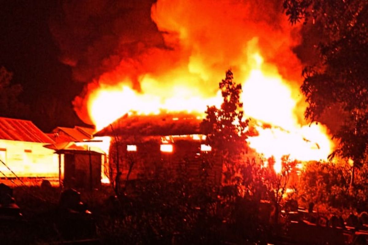 Tiga rumah di Desa Parigi Tapin ludes terbakar