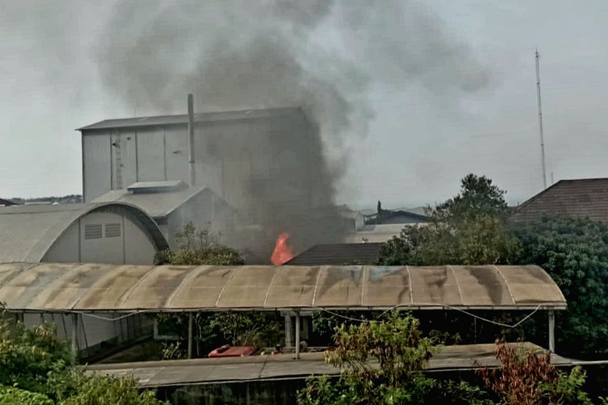 Kebakaran melanda gudang tiner di kawasan industri Semarang