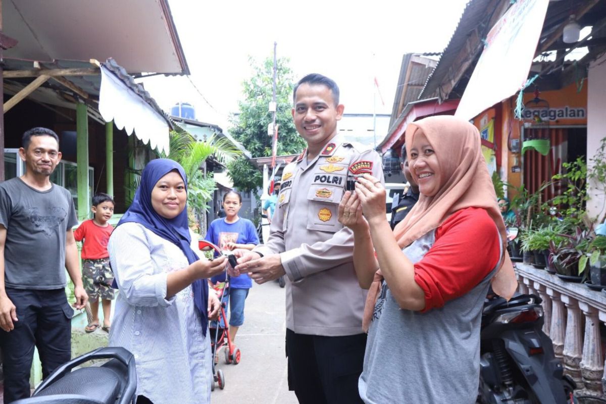 Polisi bagikan 100 kunci ganda bagi sepeda motor warga Mampang