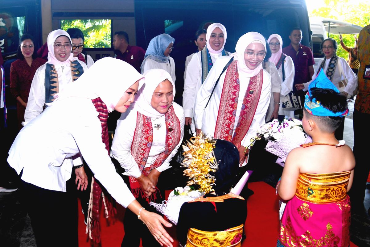 First Lady holds dialogue on social moderation with Bali's students