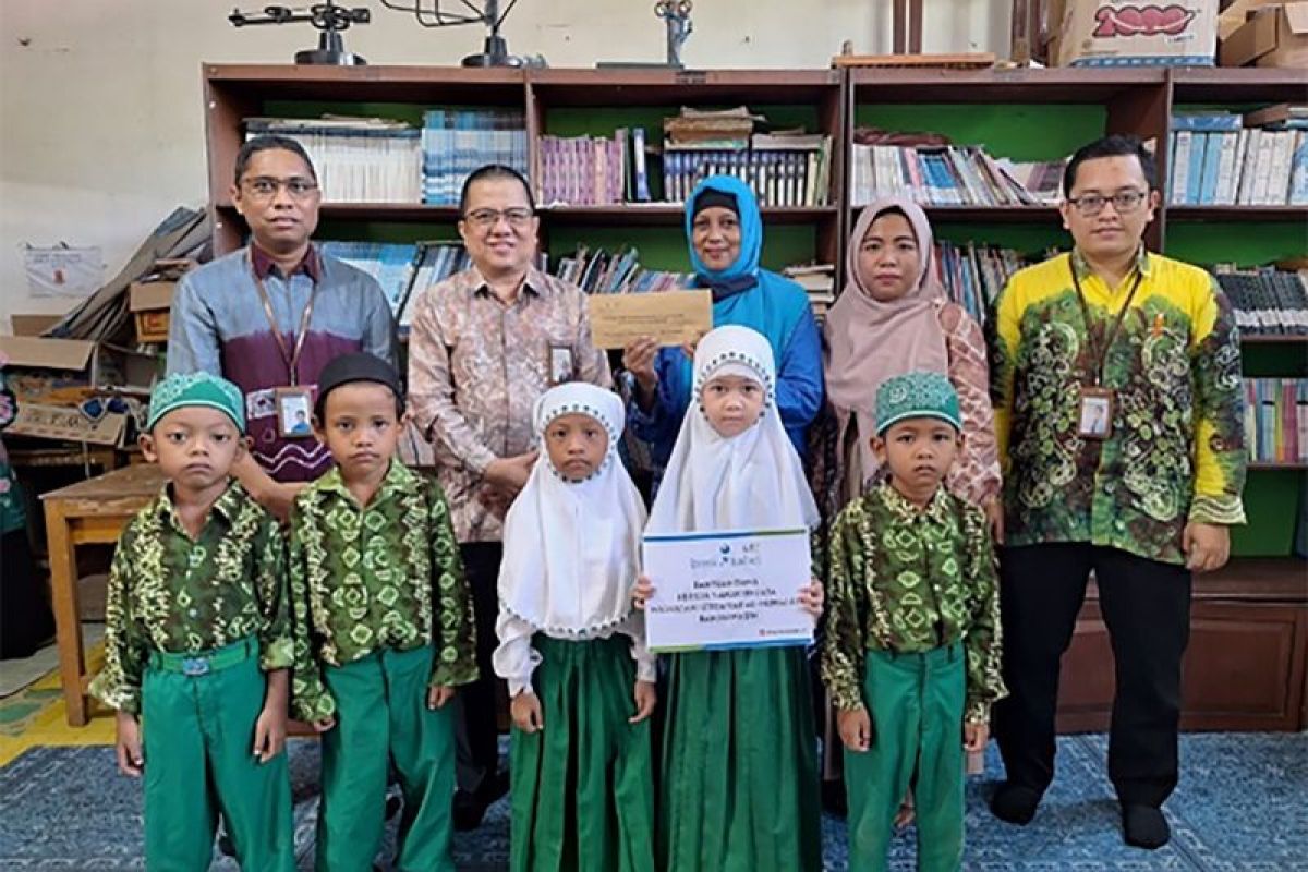 Bank Kalsel bantu biaya pendidikan Lima pelajar MI Al Muhajirin Banjarmasin