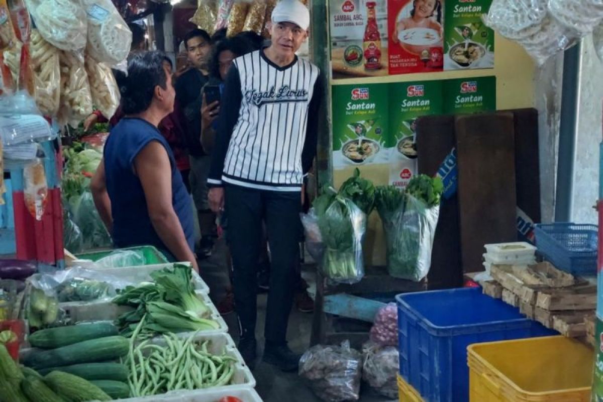Ganjar dapat doa dari pedagang saat berkunjung ke pasar Surabaya