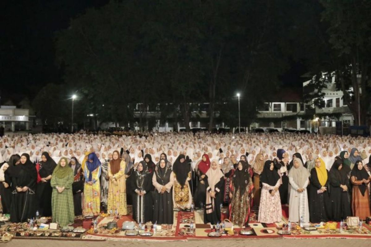 Ribuan santriwati, Nyiai san Ning  di Jatim deklarasikan Rebana 08 dukung Prabowo