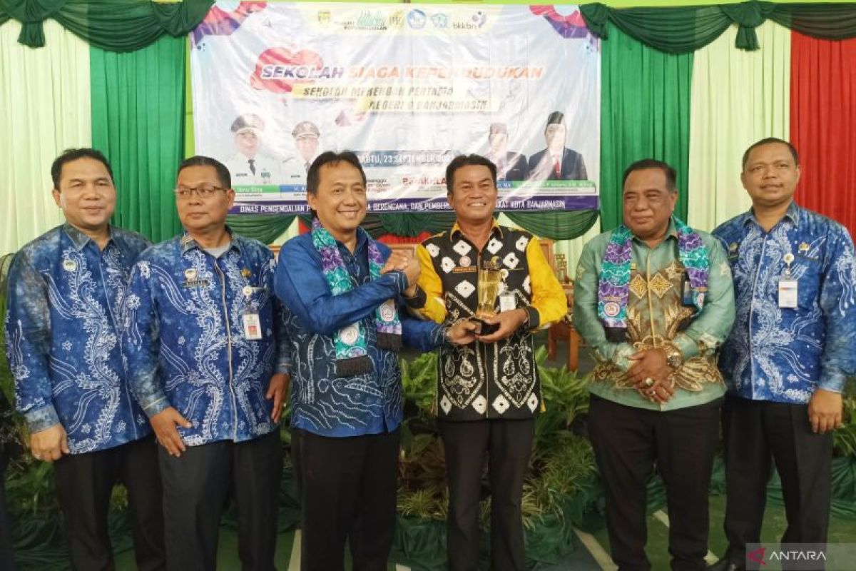 SMPN 6 Banjarmasin raih Dua penghargaan juara 1 nasional Sekolah Siaga kependudukan