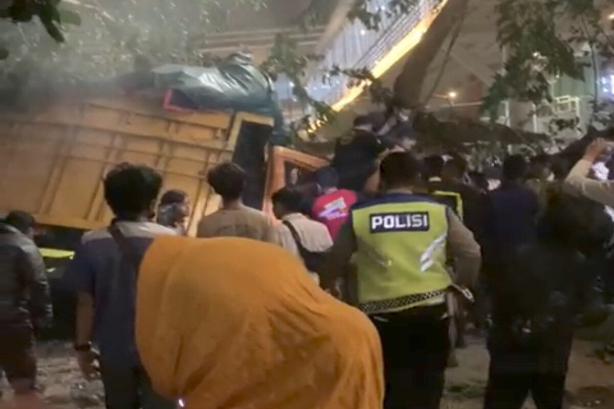 Truk tabrak pohon di kawasan Pelabuhan Bakauheni Sabtu malam akibatkan satu orang kernet tewas