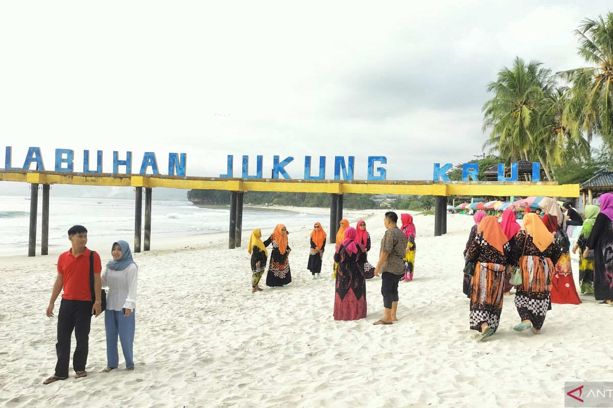 Objek wisata Pantai Labuhan Jukung dipadati wisatawan saat hari libur
