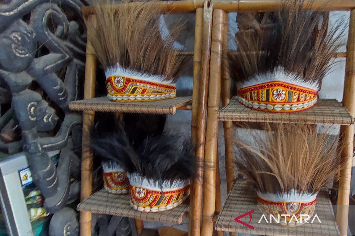 Hasil kerajinan topi mahkota Papua semakin diminati pembeli