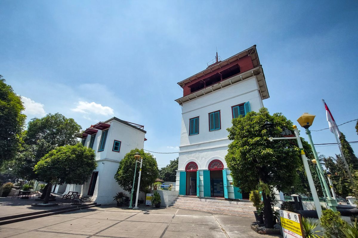 Tapak titik nol meridian di Menara Syahbandar Jakarta