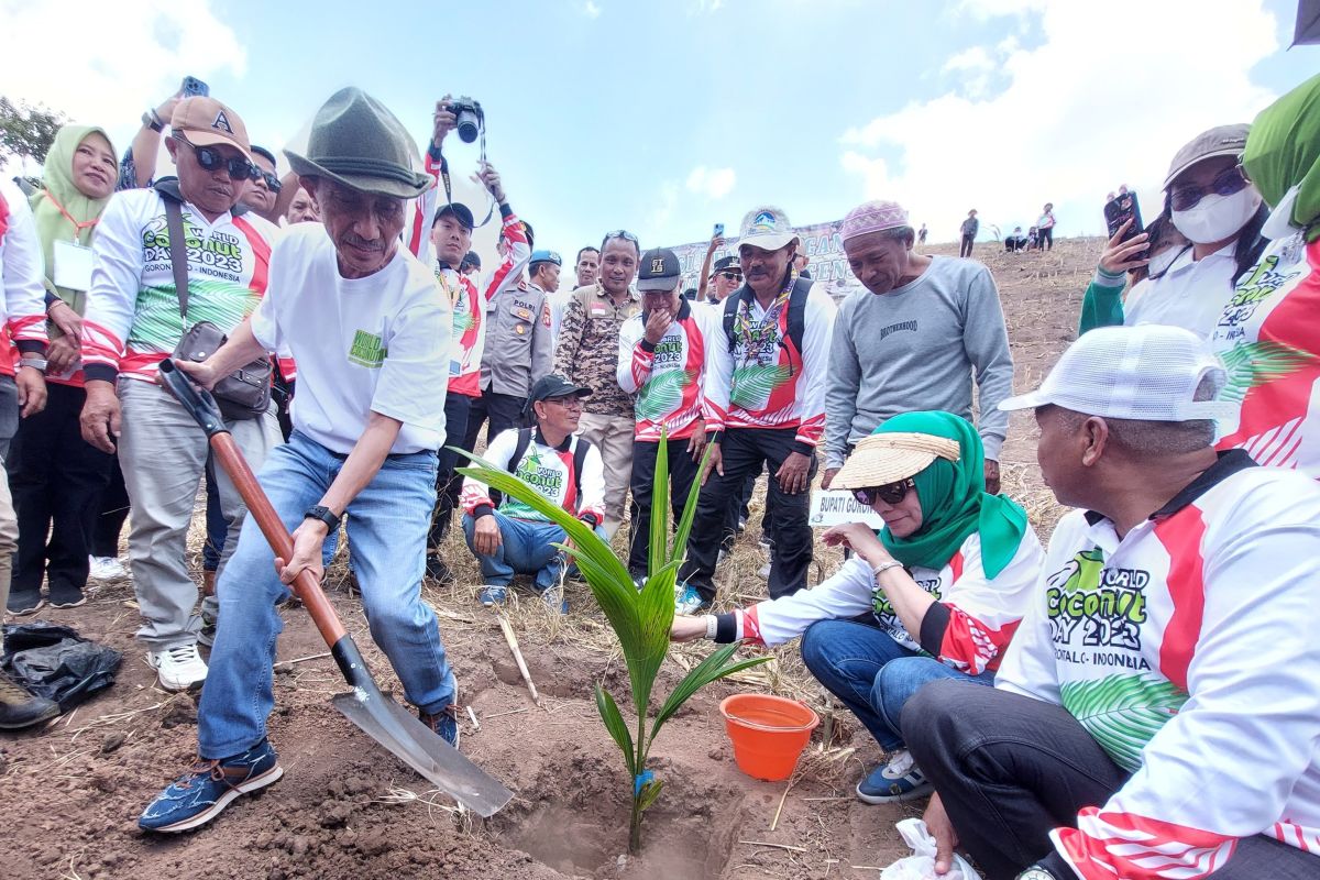 Bupati Gorontalo resmikan Taman Kelapa Dunia