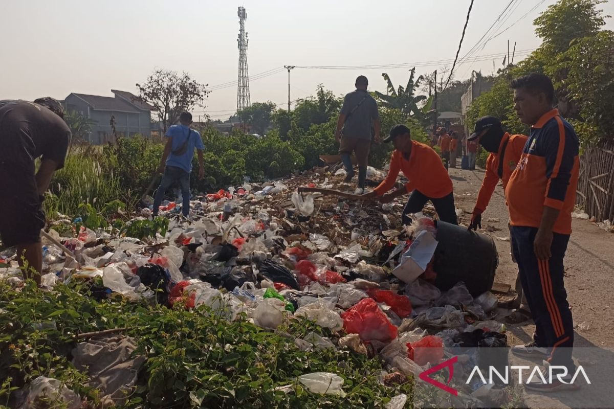DLH Bekasi angkut tumpukan sampah di bahu Jalan Perjuangan