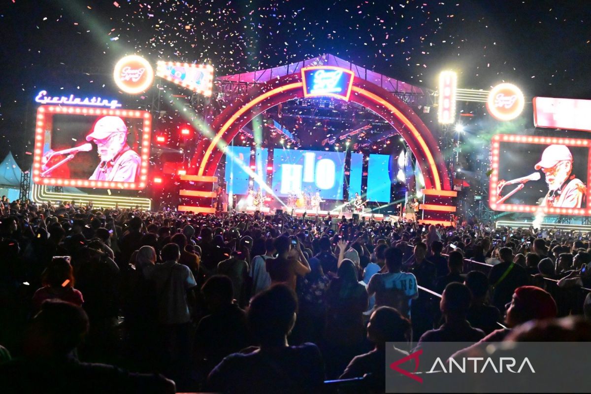 Ribuan penonton saksikan konser Iwan Fals di Pekanbaru