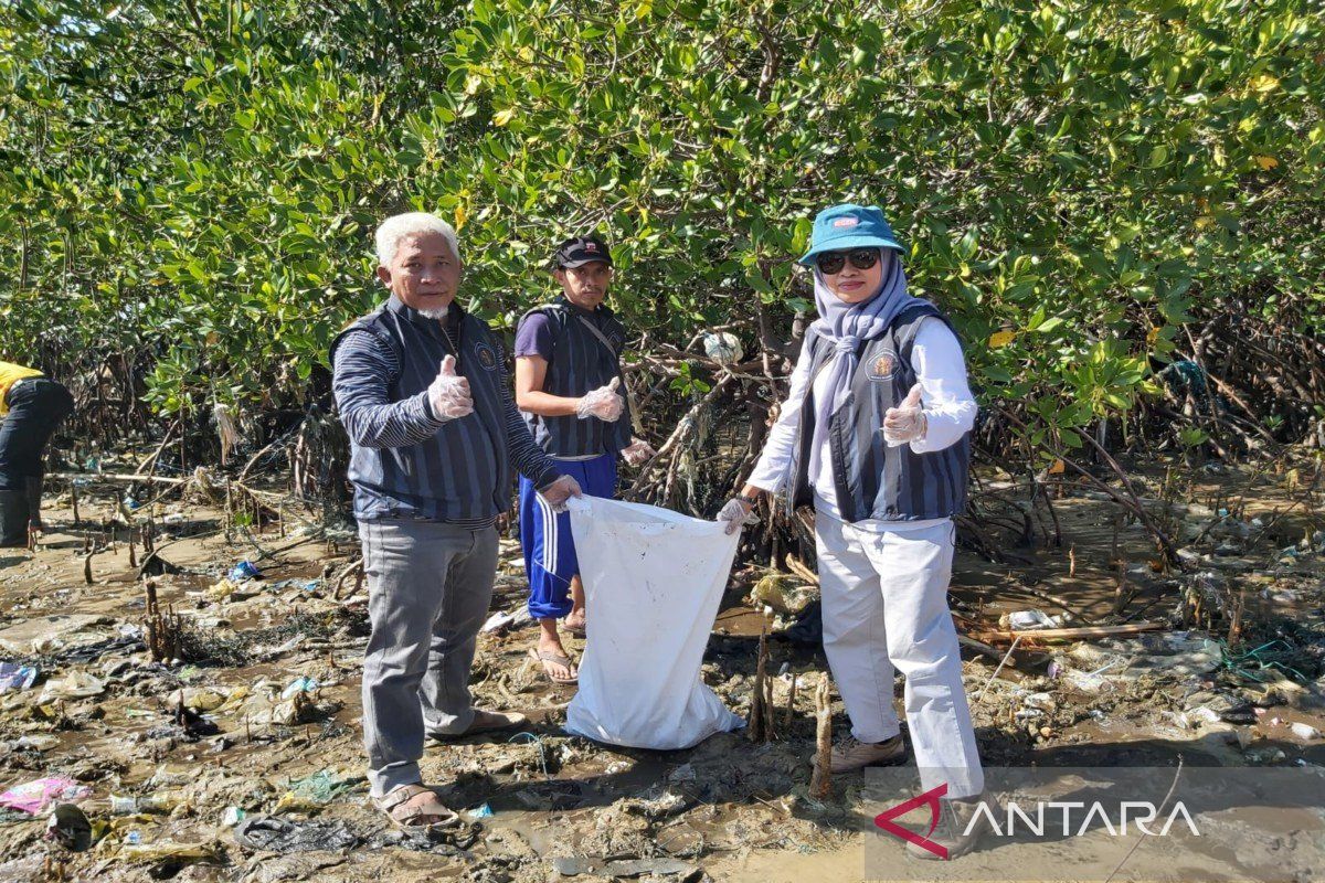 Ribuan warga melakukan aksi bersih-bersih sampah di pesisir Pantai Talang Siring Pamekasan