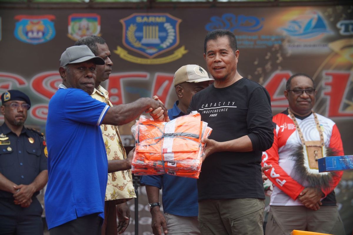 Pemprov Papua serahkan 11 ribu bibit kelapa ke Pemkab Sarmi