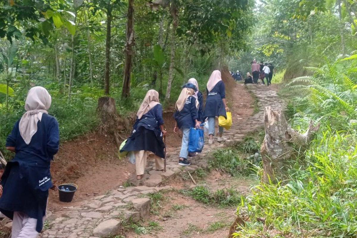 Wisatawan ramai kunjungi kawasan Badui sambil berburu durian
