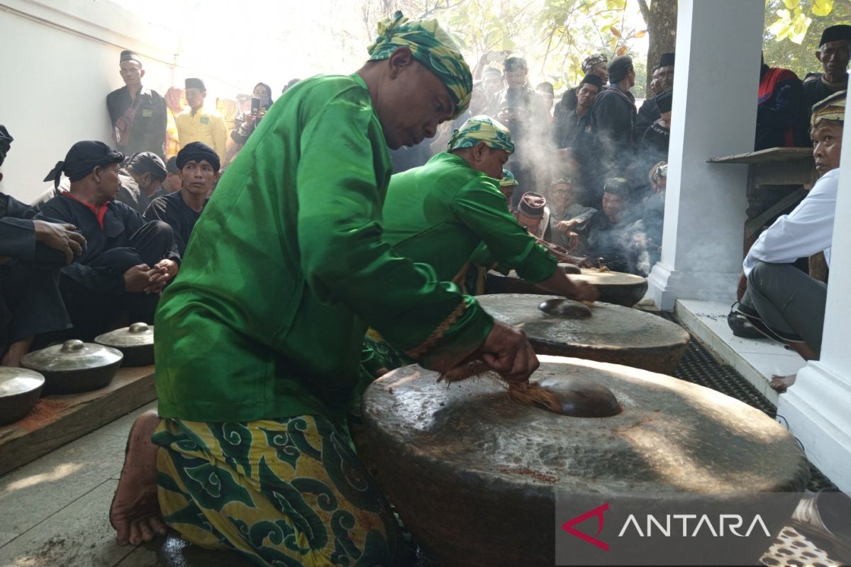 Keraton Kanoman Cirebon lakukan tradisi siraman Gong Sekaten untuk peringatan Maulid Nabi