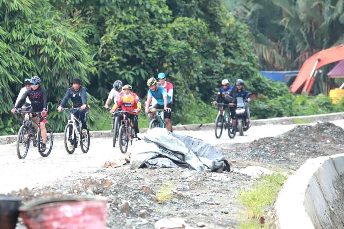 Zainal Paliwang Cek Pengerjaan Normalisasi Sungai Selor Sambil Bersepeda