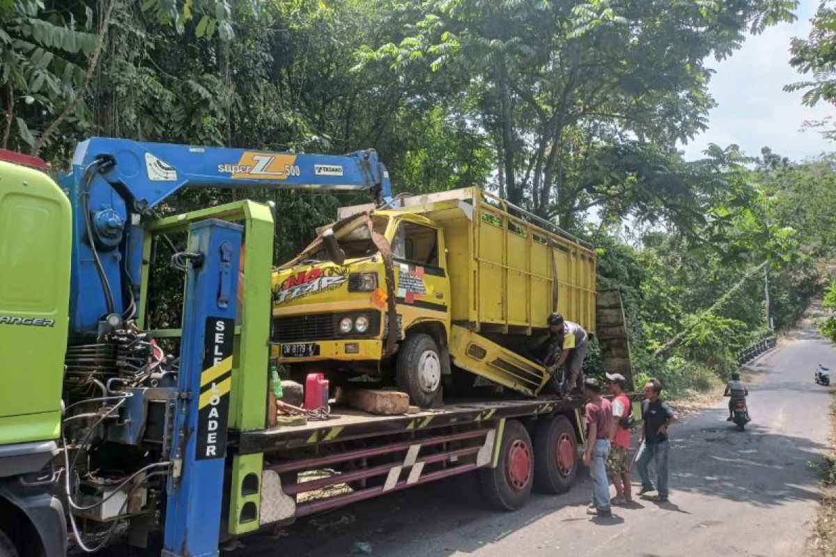 Truk pengangkut pemain Gendang Belek terguling di jalan Desa Bonjeruk