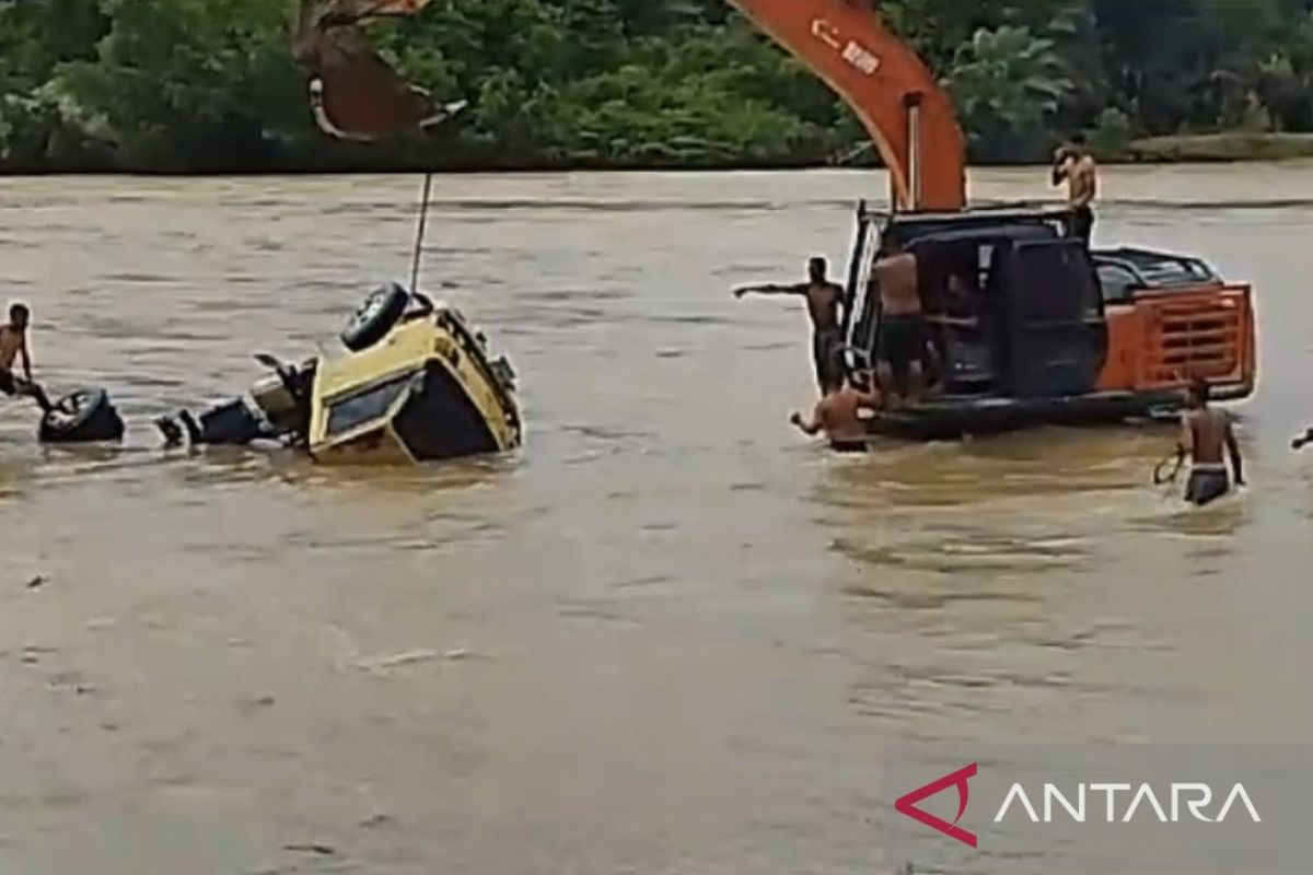 Satu truk tenggelam di Sungai Mas Aceh Barat, begini kronologinya