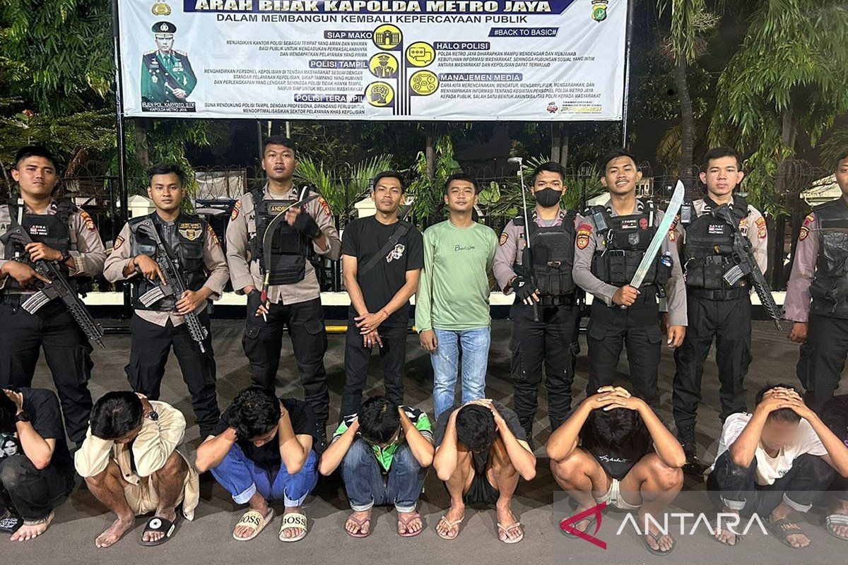 Polisi tangkap remaja bersenjata tajam diduga hendak tawuran di Jakbar