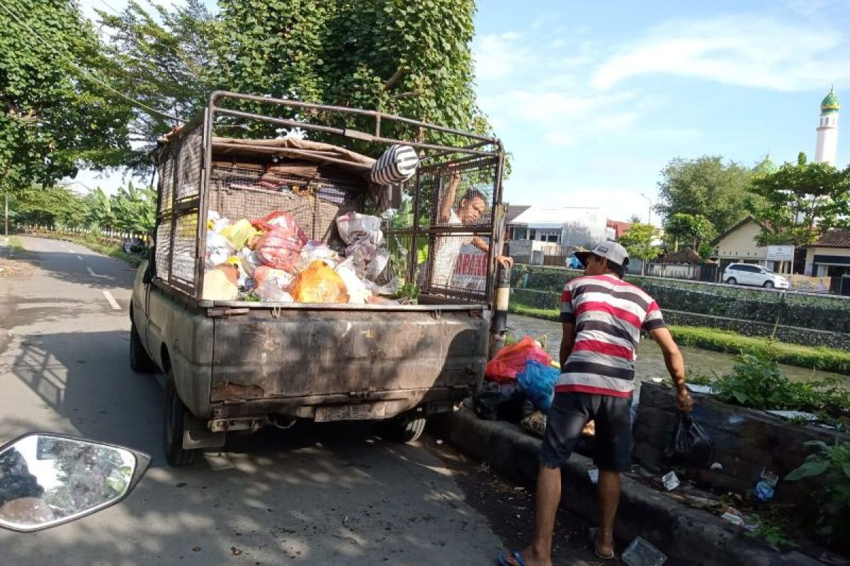 Kecamatan Selaparang Mataram konsep awig-awig larangan buang sampah